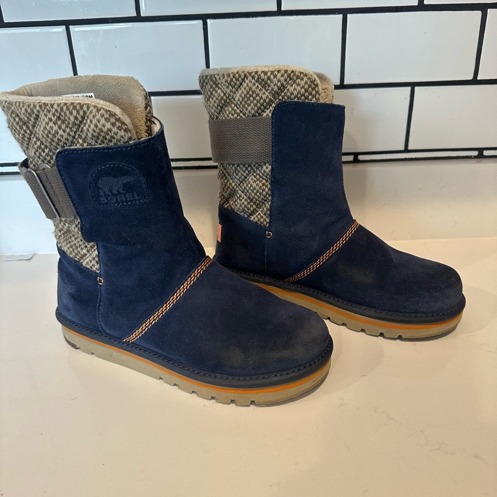 Like new! Size 7 women’s sorel winter boots.